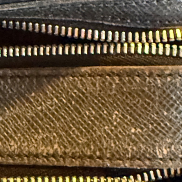 Louis Vuitton Taiga Trousse Ivan Toiletry Bag - Picture 2 of 6